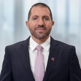 在福克斯新闻的《Sunday Morning Futures》节目中，美国总统特朗普被询问是否预见今年会出现经济衰退，他表示：“我不喜欢做这样的预测。当前是一个转型期，因为我们正在进行重大的变化。”