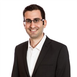 因全球贸易紧张局势加剧及美国国债收益率下滑，黄金价格在周二维持在2892美元/盎司附近，延续了周一1.2%的涨幅。美国总统特朗普对关税政策的确认导致市场避险情绪上升，推动资金流入贵金属市场。此外，美国国债收益率降至数月以来的新低，这进一步提升了黄金的吸引力。